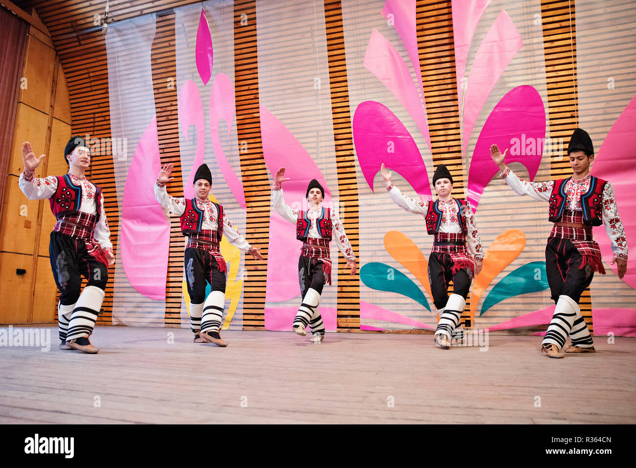 Folklore Ensemble di prove in Sud Villaggio bulgaro Shiroka Laka in Smolyan comune, architettonico e il folklore di riserva nel Rhod centrale Foto Stock