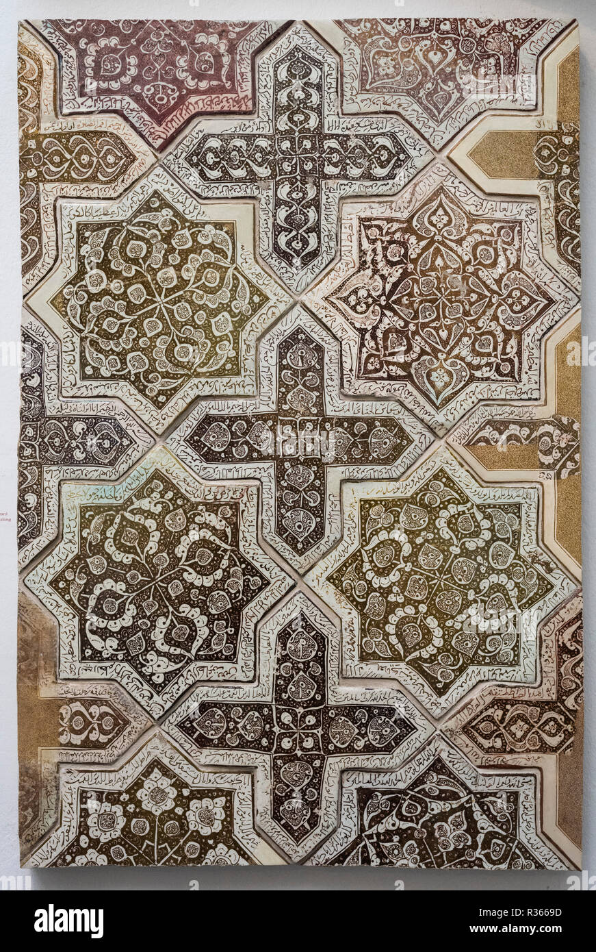 Berlino. Germania. Pergamon Museum. Fregio geometrico di ceramica invetriata piastrelle a muro con otto stelle appuntita (octagram) e attraversa e iscrizioni da Foto Stock