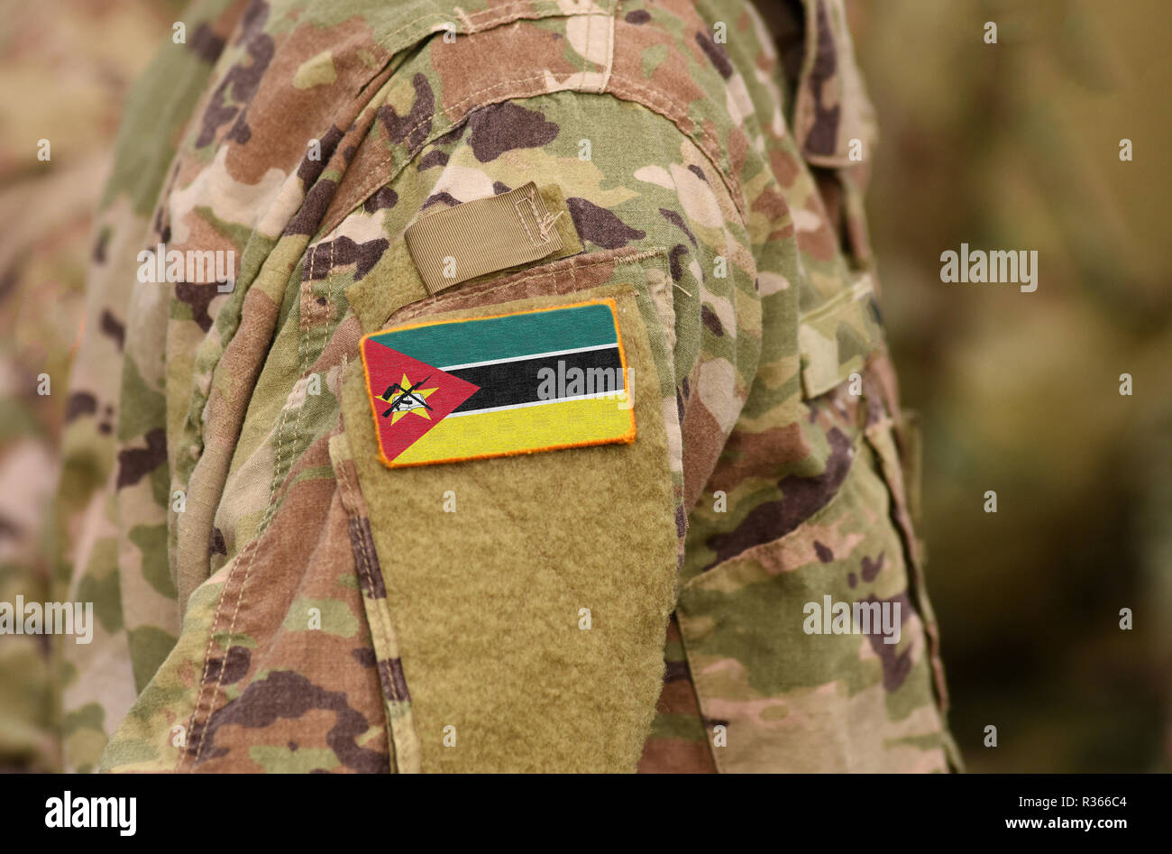 Mozambico bandiera sul braccio di soldati. Le truppe del Mozambico (collage) Foto Stock