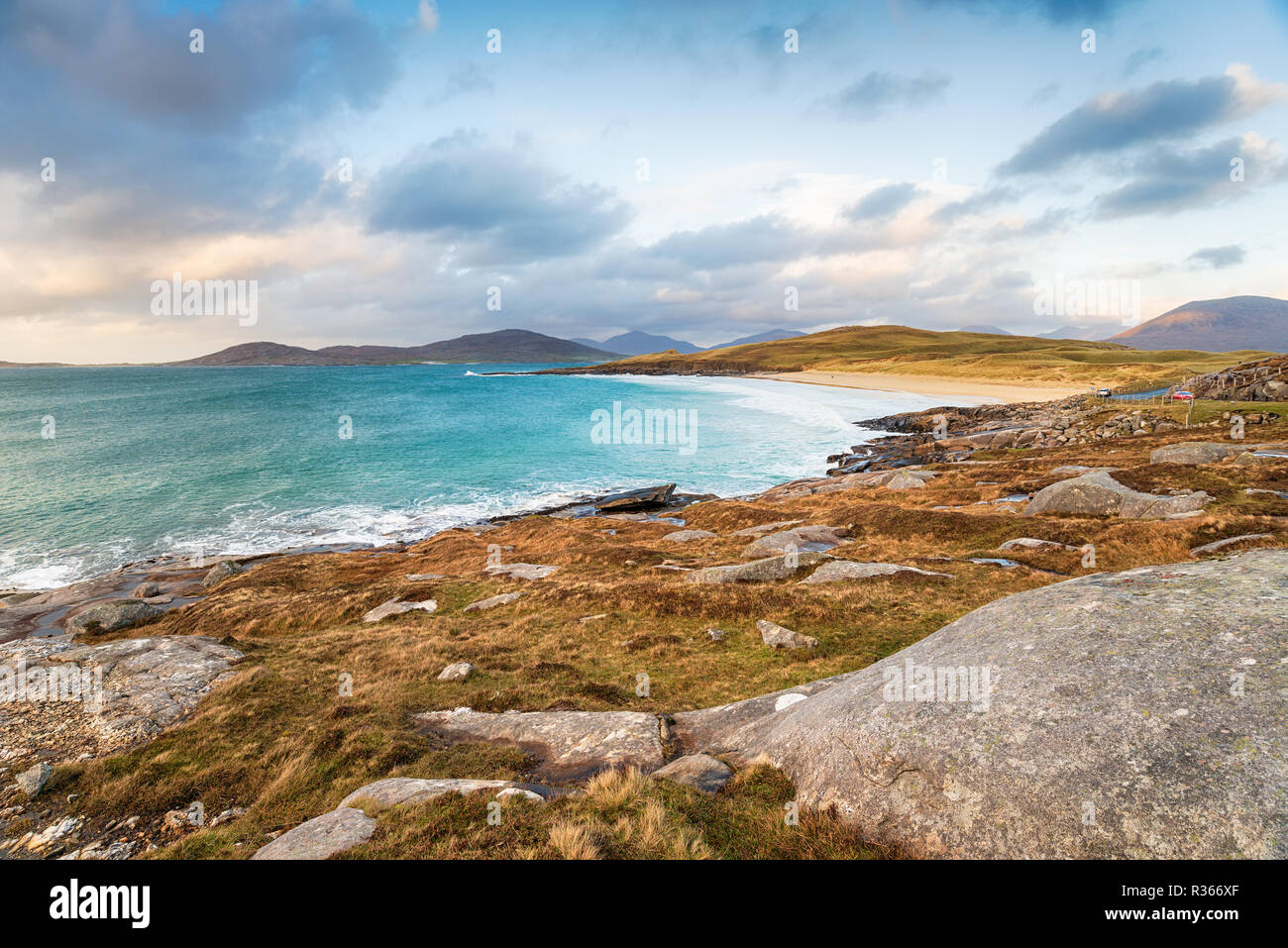 L'Isle of Harris costa guardando fuori di Traigh Lar spiaggia con l'isola di Taransay in lontananza Foto Stock