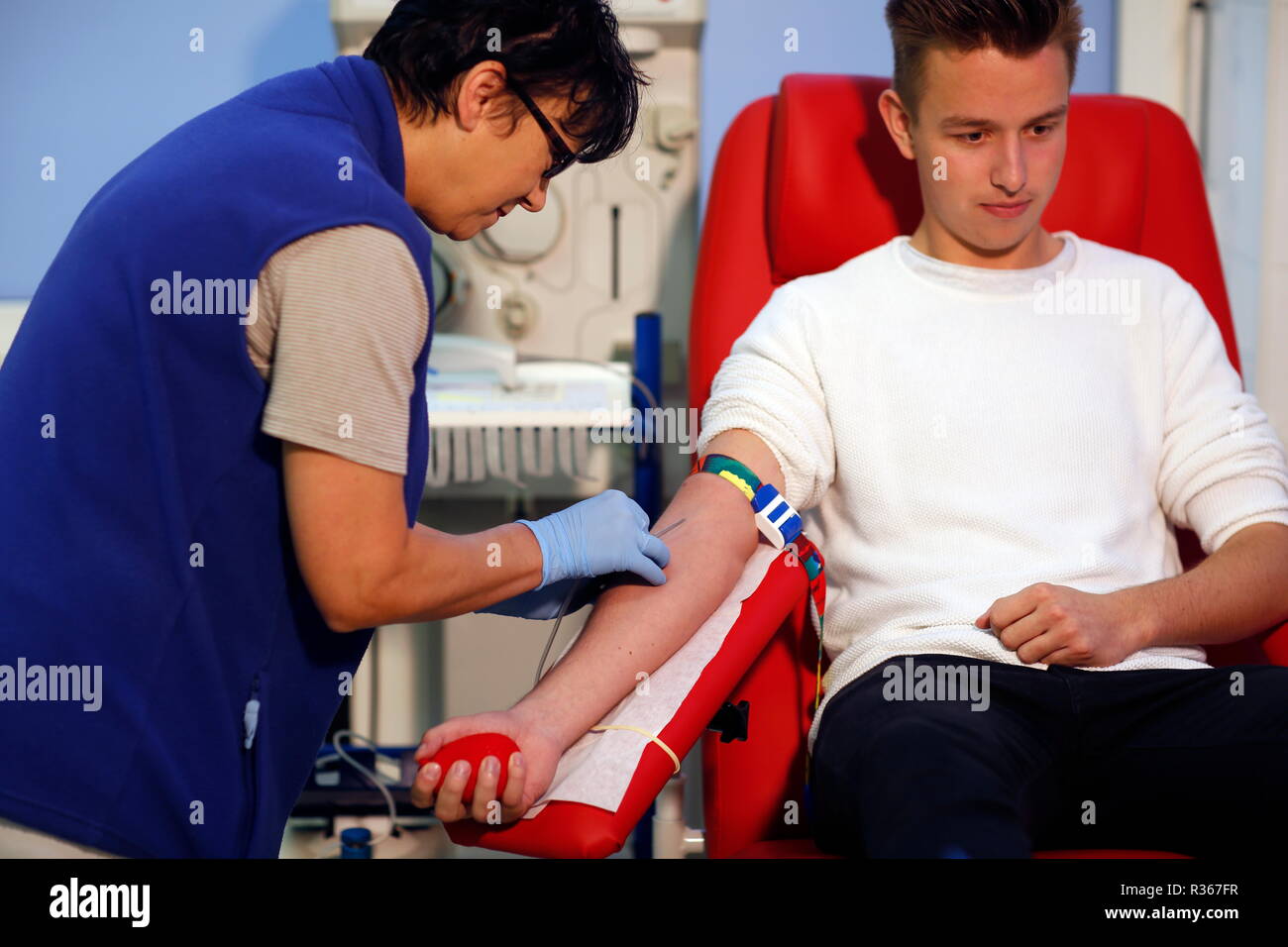Paziente prelievo di sangue presso il reparto di trasfusione di un ospedale Foto Stock