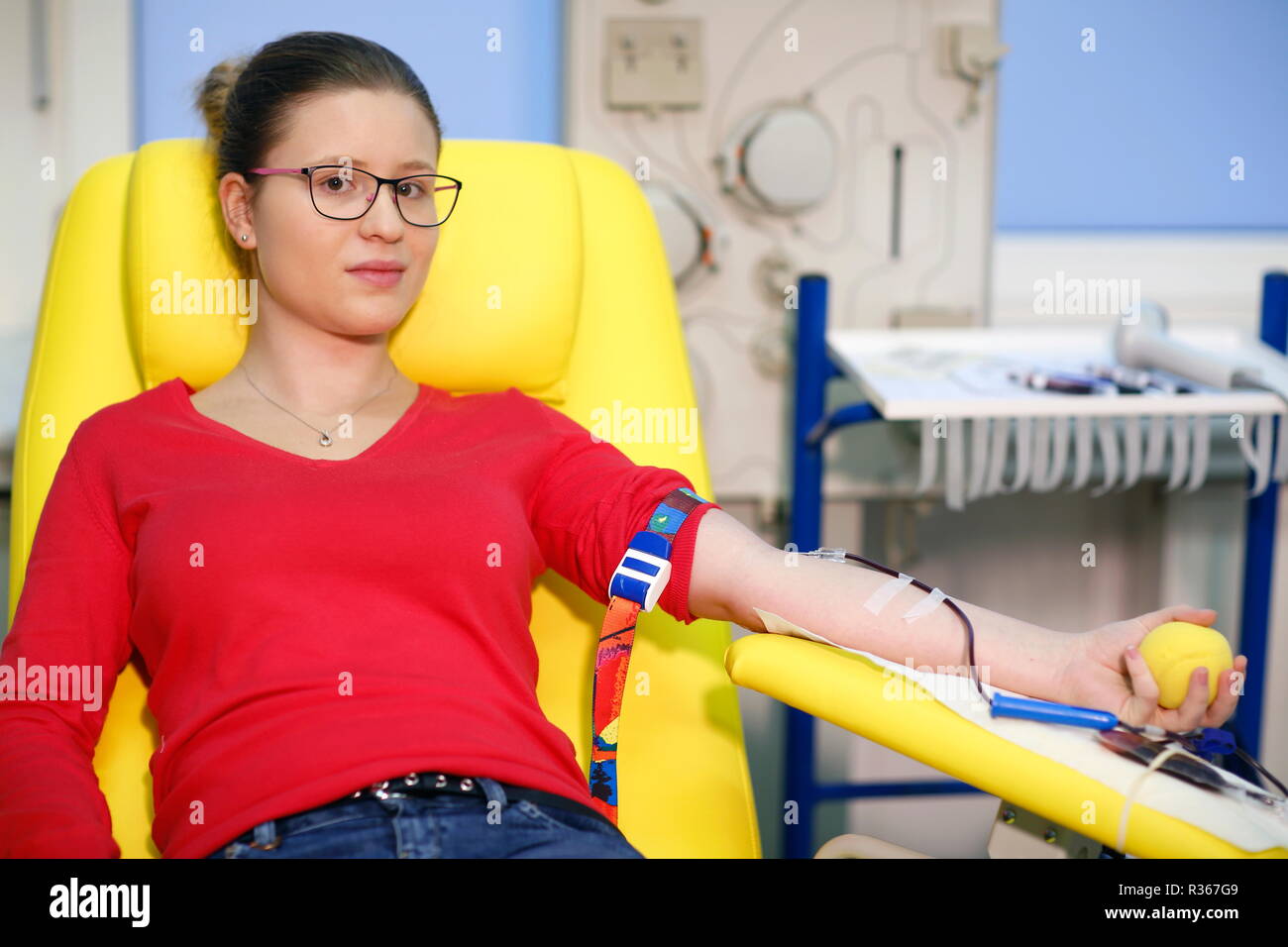 Paziente prelievo di sangue presso il reparto di trasfusione di un ospedale Foto Stock
