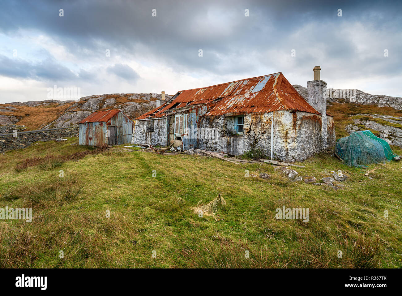 Un vecchio abbandonato croft on the Golden Road a Quidnish sull'Isle of Harris nelle Western Isles della Scozia Foto Stock