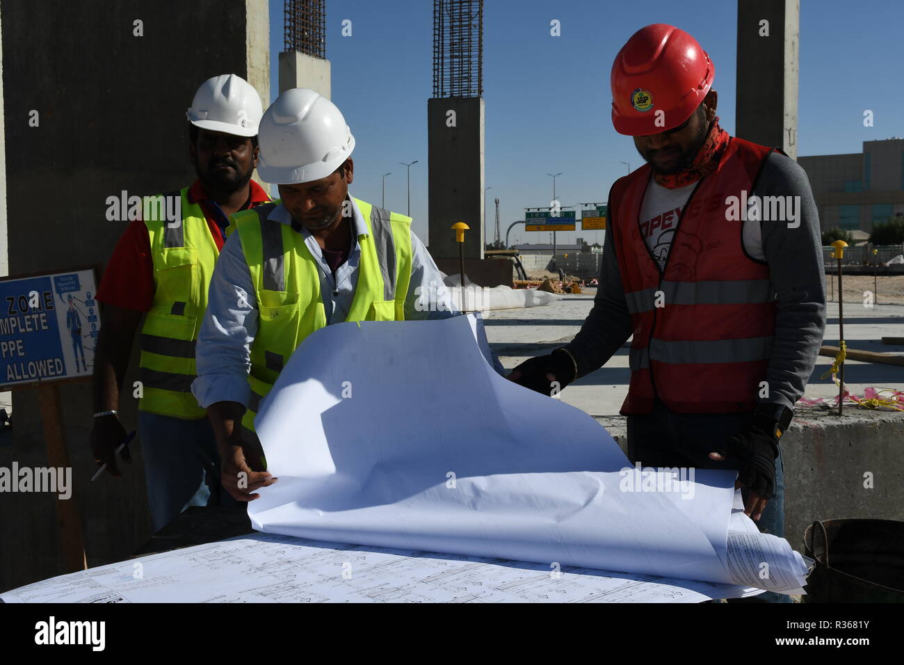 Esperti ingegneri stanno facendo il lavoro quotidiano a controlli per assicurarsi che il lavoro non ha problemi Foto Stock