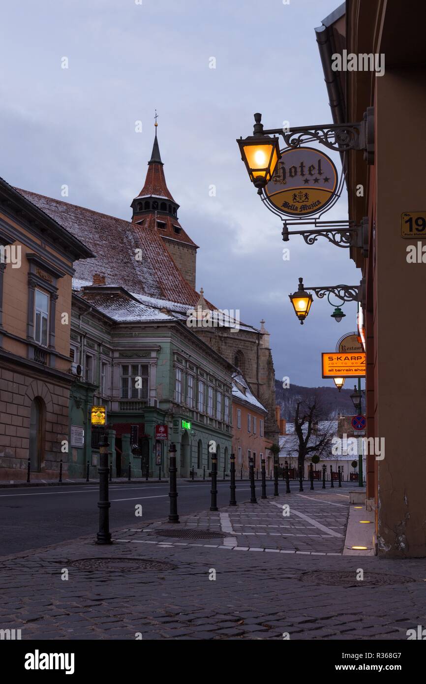 BRASOV, ROMANIA Novembre 1, 2017: vista della strada presso il centro storico di Brasov all'alba. BRASOV, ROMANIA, 1 novembre 2018 Foto Stock