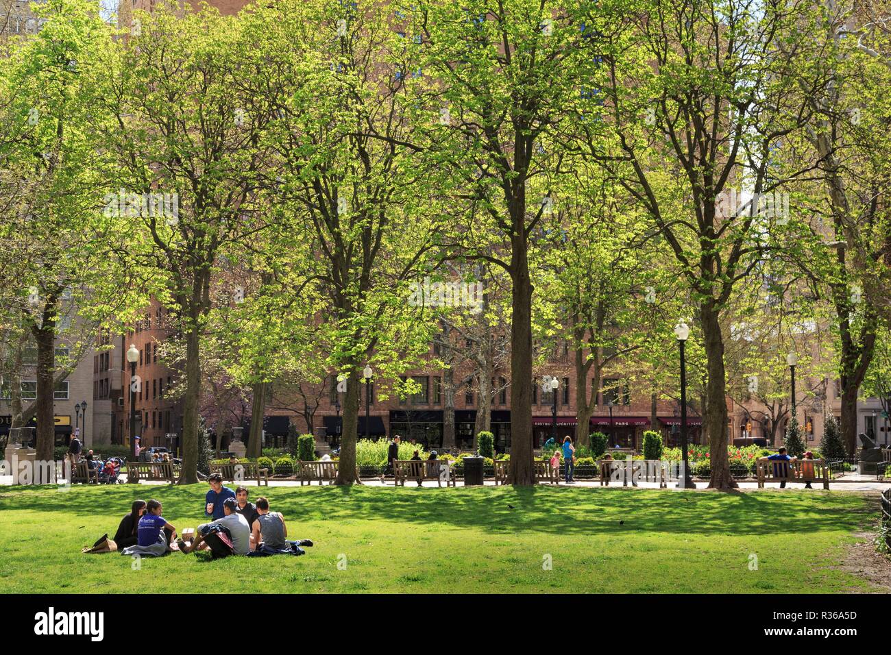 Gli studenti e gli amici in Piazza Rittenhouse, un giardino e un parco nel centro cittadino di Philadelphia in primavera, Philadelphia, Pennsylvania, STATI UNITI D'AMERICA Foto Stock