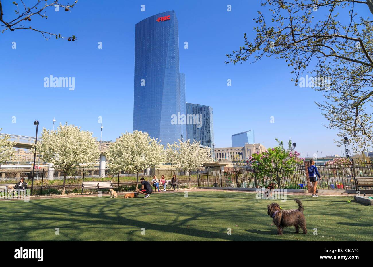 Schuylkill River Park Dog Park in Piazza Fitlers quartiere, lo Skyline di Philadelphia in background, Philadelphia, Pennsylvania, STATI UNITI D'AMERICA Foto Stock