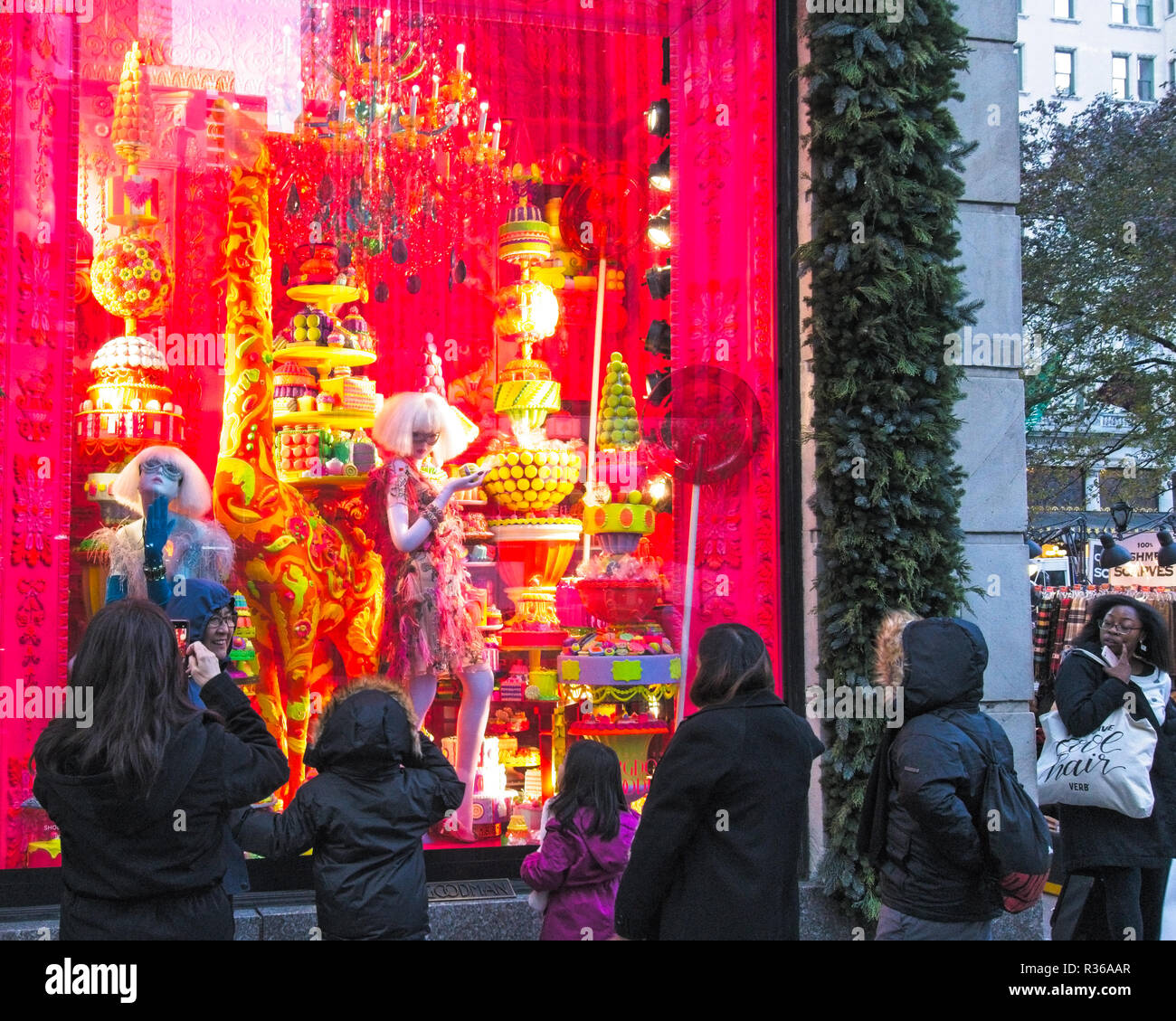 NEW YORK, USA, 20NOV2018. Passanti con sosta per ammirare una finestra di Bergdorf Goodman Luxury department store in Midtown Manhattan. Foto di Enrique Shore Foto Stock