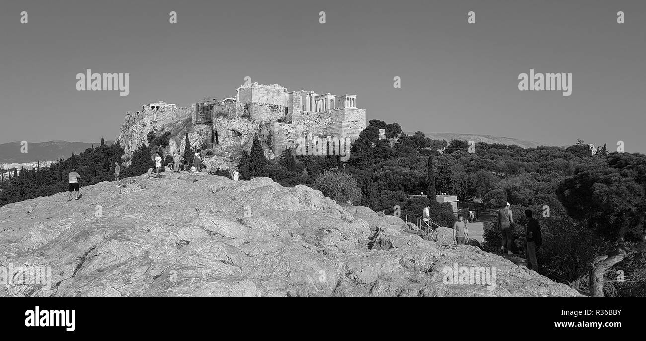 Athens, Grecia - 9 Giugno 2018: Panorama di turisti in posa contro l'Acropoli di Atene, Grecia ad una collina rocciosa attraverso l'acropoli rock Foto Stock