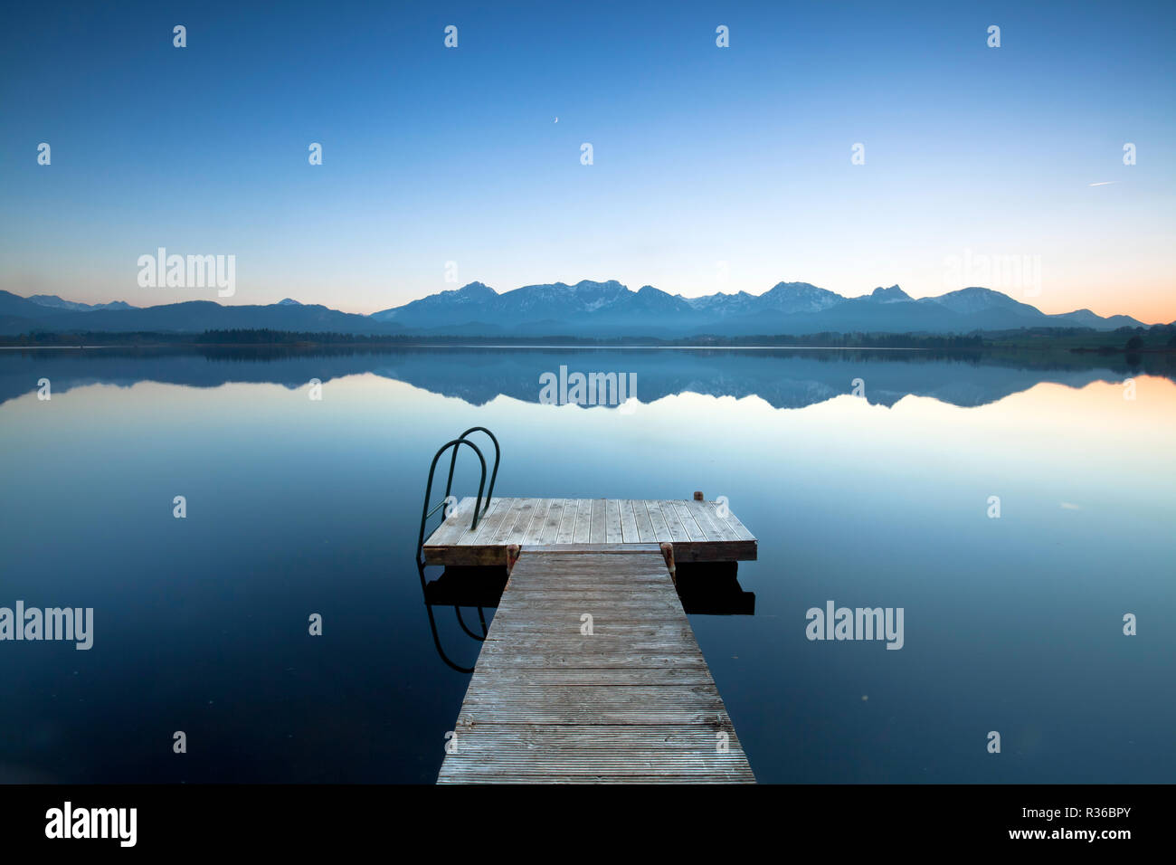 Jetty di un lago vicino alle Alpi Foto Stock