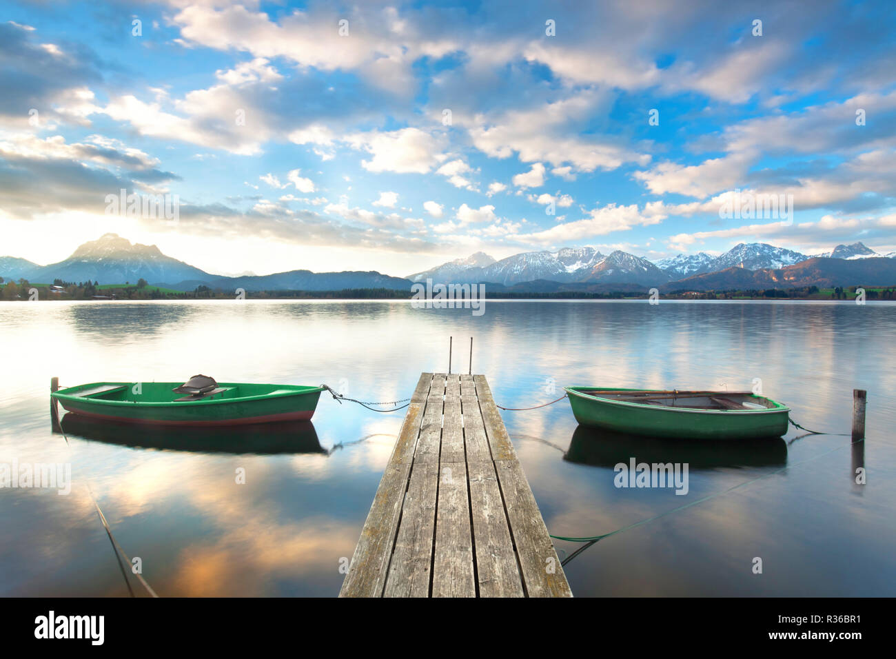 Barca a remi sul lago alpino Foto Stock