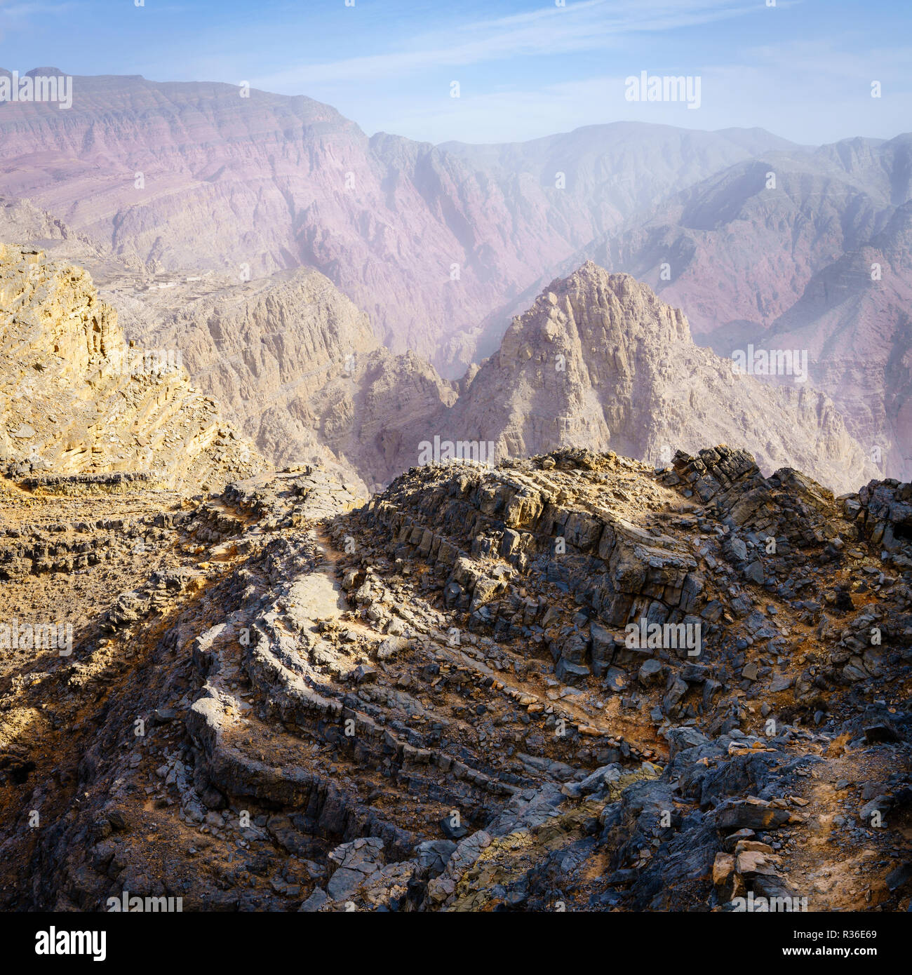 Paesaggio arido di montagne Hajar a Ras Al Khaimah,EMIRATI ARABI UNITI Foto Stock