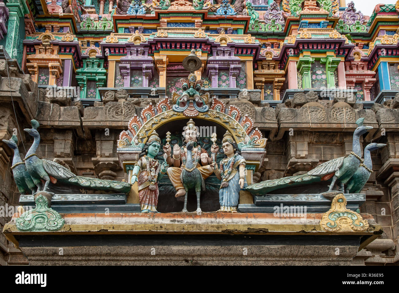 Statua figure sulla parte superiore del Santuario di Murugan, Thillai Nataraja tempio, Chidambaram, Tamil Nadu, India Foto Stock
