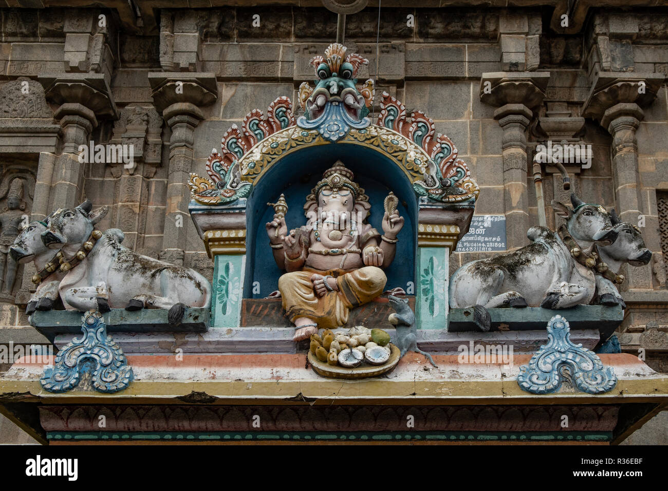 Statua figure sulla parte superiore del Santuario di Ganesha, Thillai Nataraja tempio, Chidambaram, Tamil Nadu, India Foto Stock