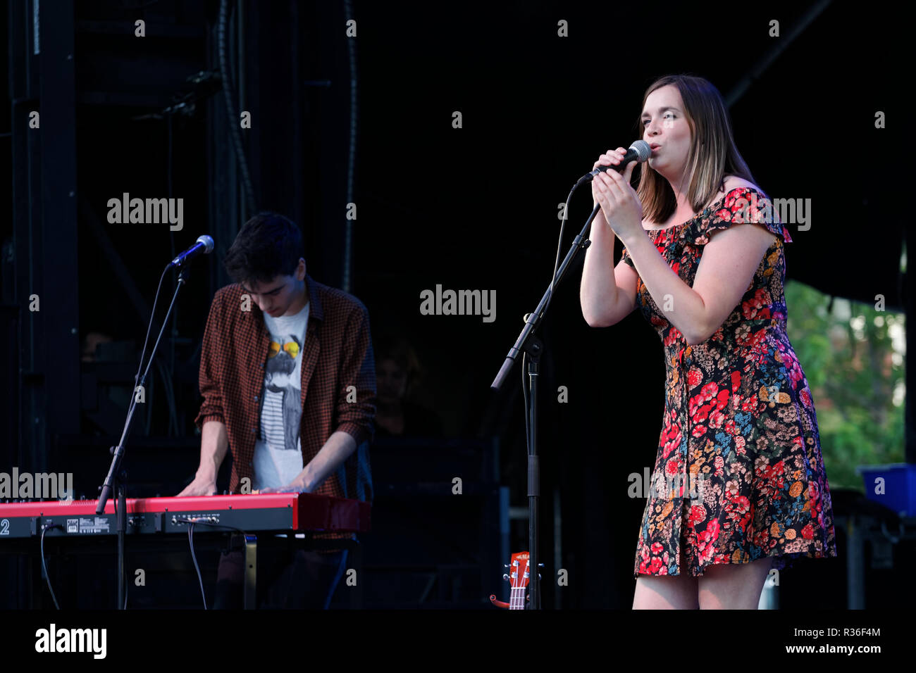 Quebec, Canada. Il Quebec francese folk cantante pop Marjolaine Horasse eseguire sul palco del Francos festival di musica nel centro di Montreal Foto Stock