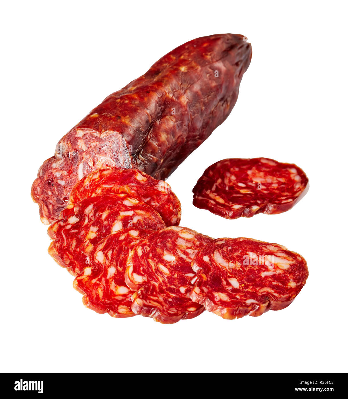 Il chorizo salsiccia tagliata a fette isolato su uno sfondo bianco, close-up Foto Stock