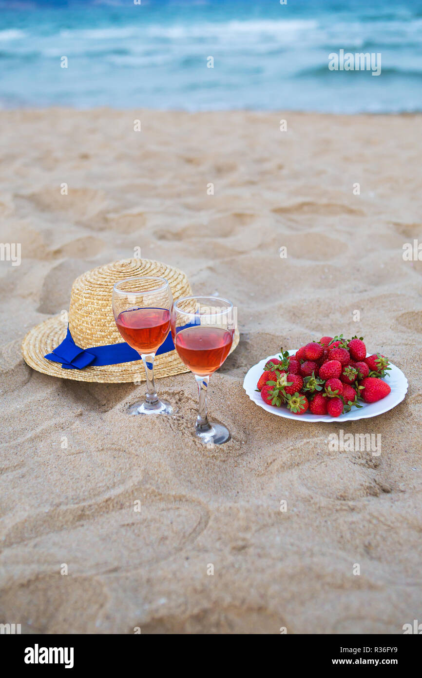 Due bicchieri di champagne su un cestino da pic nic contro la spiaggia di  sabbia e il mare Foto stock - Alamy