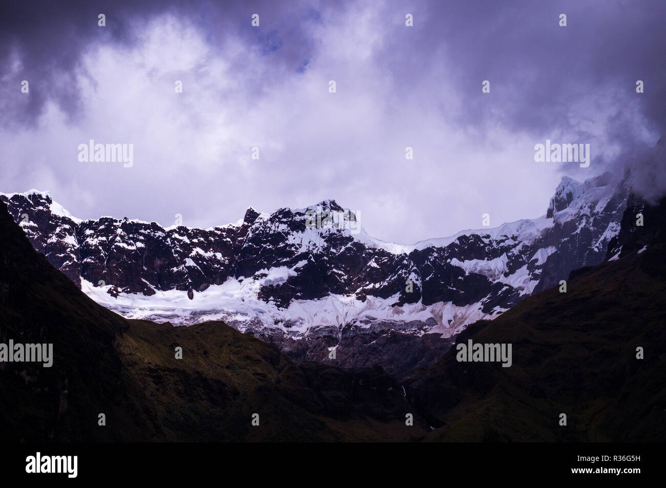 La neve copre il ghiacciaio al El altare vulcano nelle Ande vicino a Banos, Ecuador. Il paesaggio andino vicino a Banos in Ecuador caratteristiche vulcaniche di ghiacciai un Foto Stock