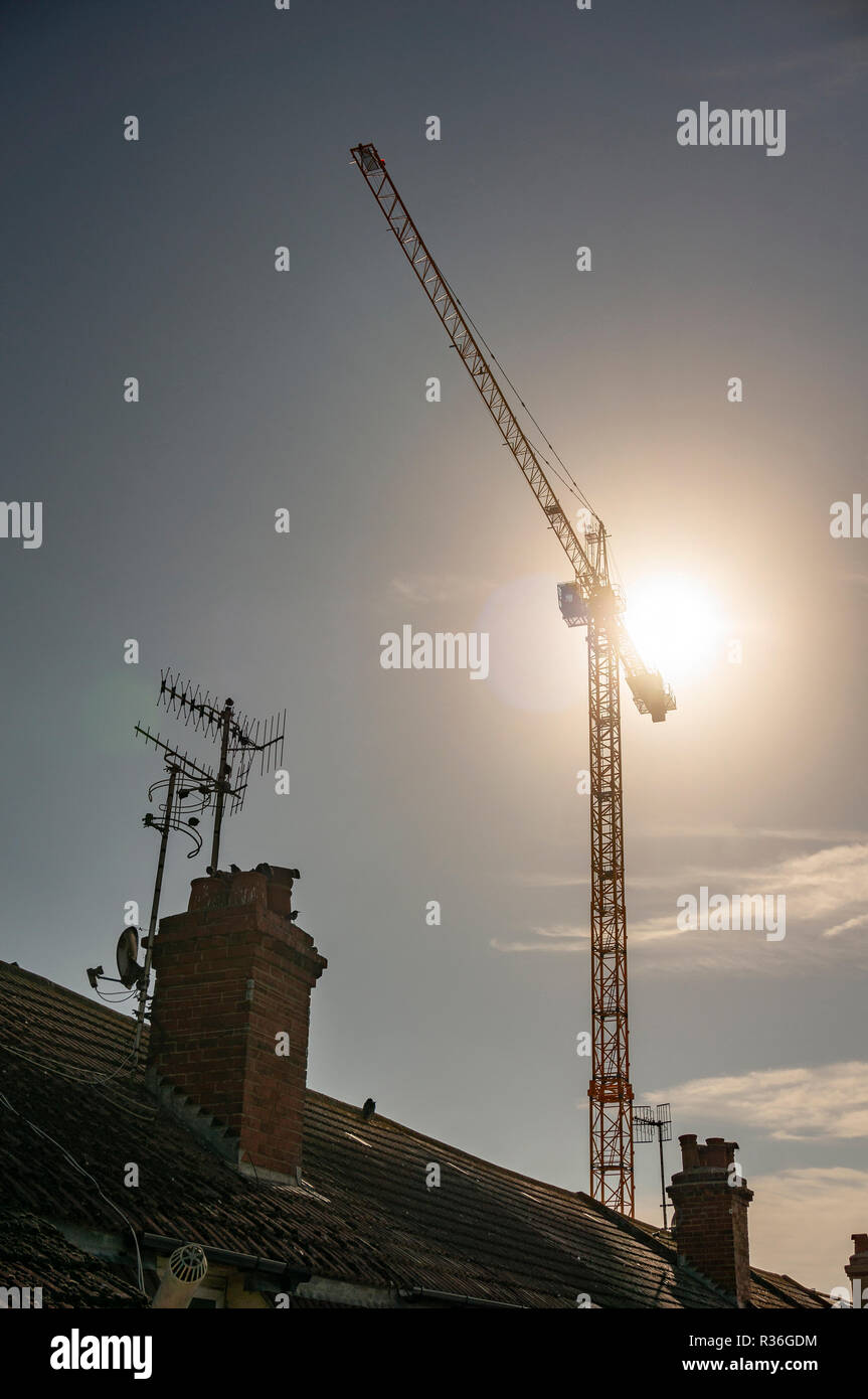 Gru sul lavoro la brutta nuova hi-aumento dello sviluppo su Worthing seafront, West Sussex, Regno Unito Foto Stock