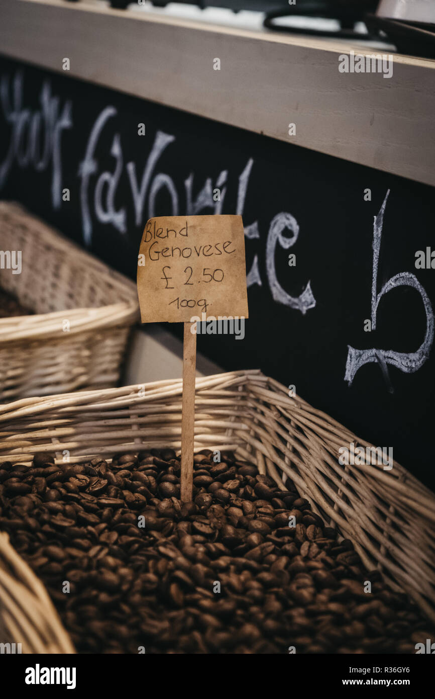 I chicchi di caffè in vendita al mercato metropolitano, la prima comunità sostenibile nel mercato di Londra incentrato sulla rivitalizzazione della zona e proteggere enviro Foto Stock