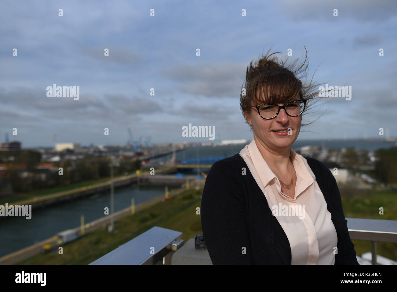 Ottobre 23, 2018 - Zeebrugge, Belgio: Ritratto di Ghanima van de Venne, policy advisor in carica di Brexit per il porto di Zeebrugge. Il porto, che è il più grande del mondo terminal auto, è ora preparandosi per un disco Brexit. Portrait de Ghanima van de Venne, conseillere specialisee sur les domande du Brexit aupres des autorites du Port de Bruges-Zeebruges. *** La Francia / NESSUNA VENDITA A MEDIA FRANCESI *** Foto Stock