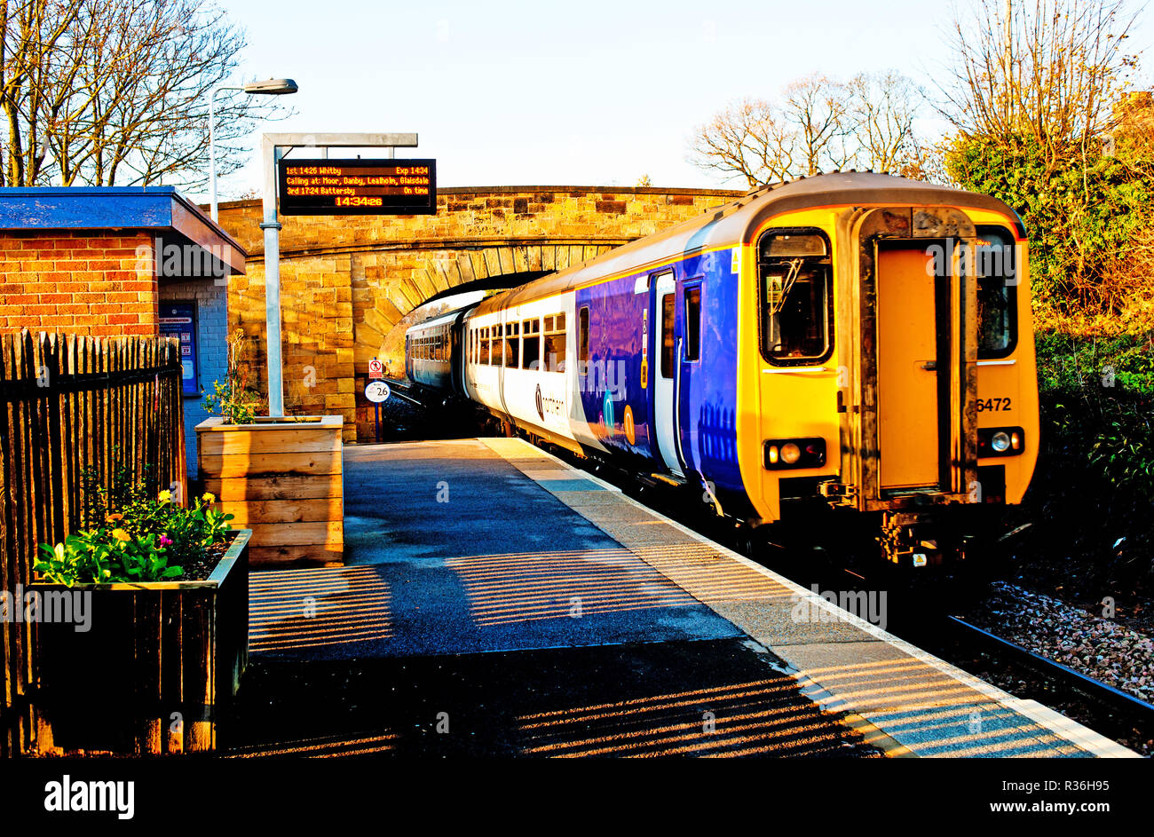 Treno per Whitby arrivando alla grande Ayton stazione ferroviaria, North Yorkshire, Inghilterra Foto Stock