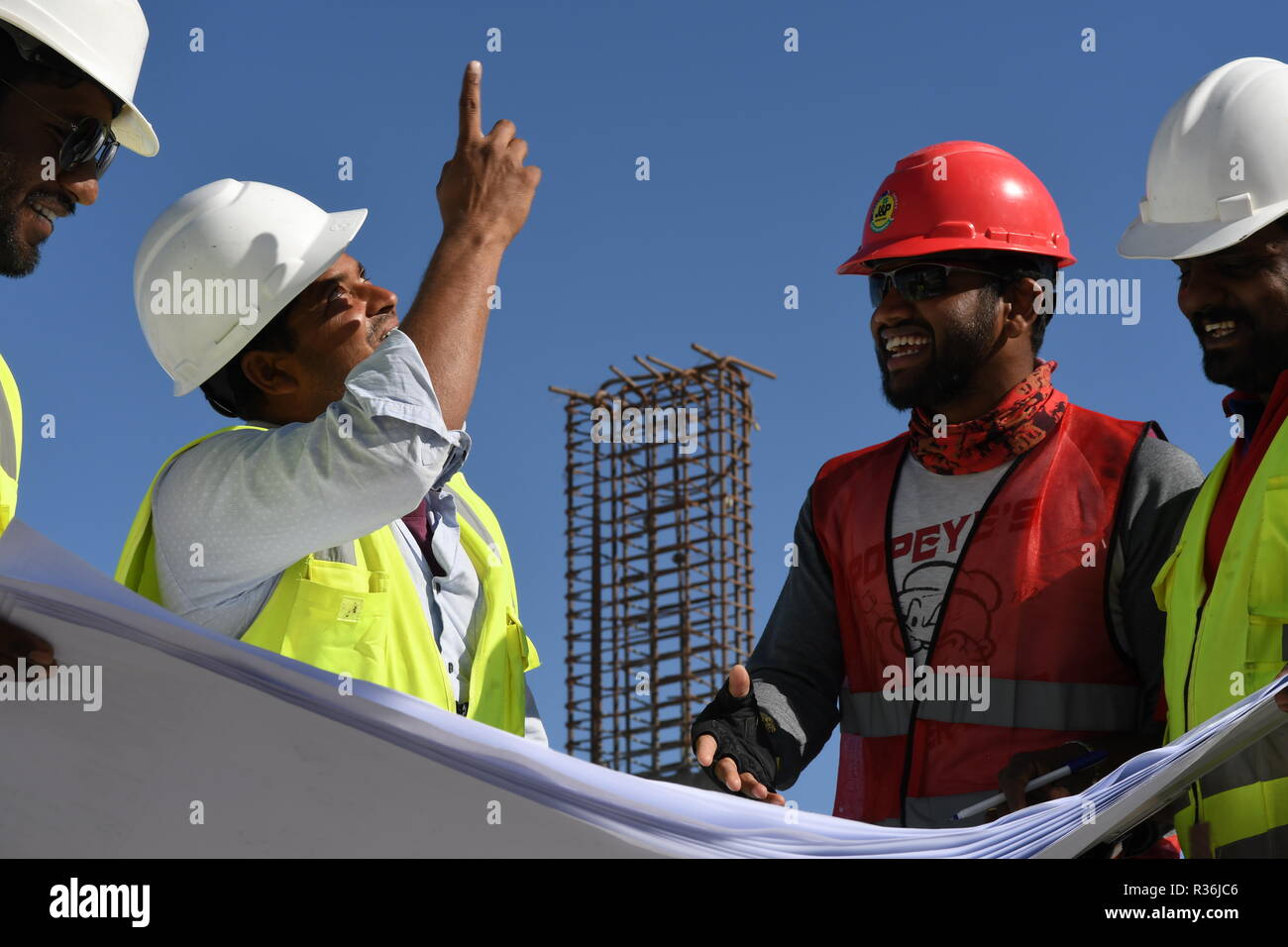 Gli uomini che lavorano insieme in progetti di costruzione Foto Stock