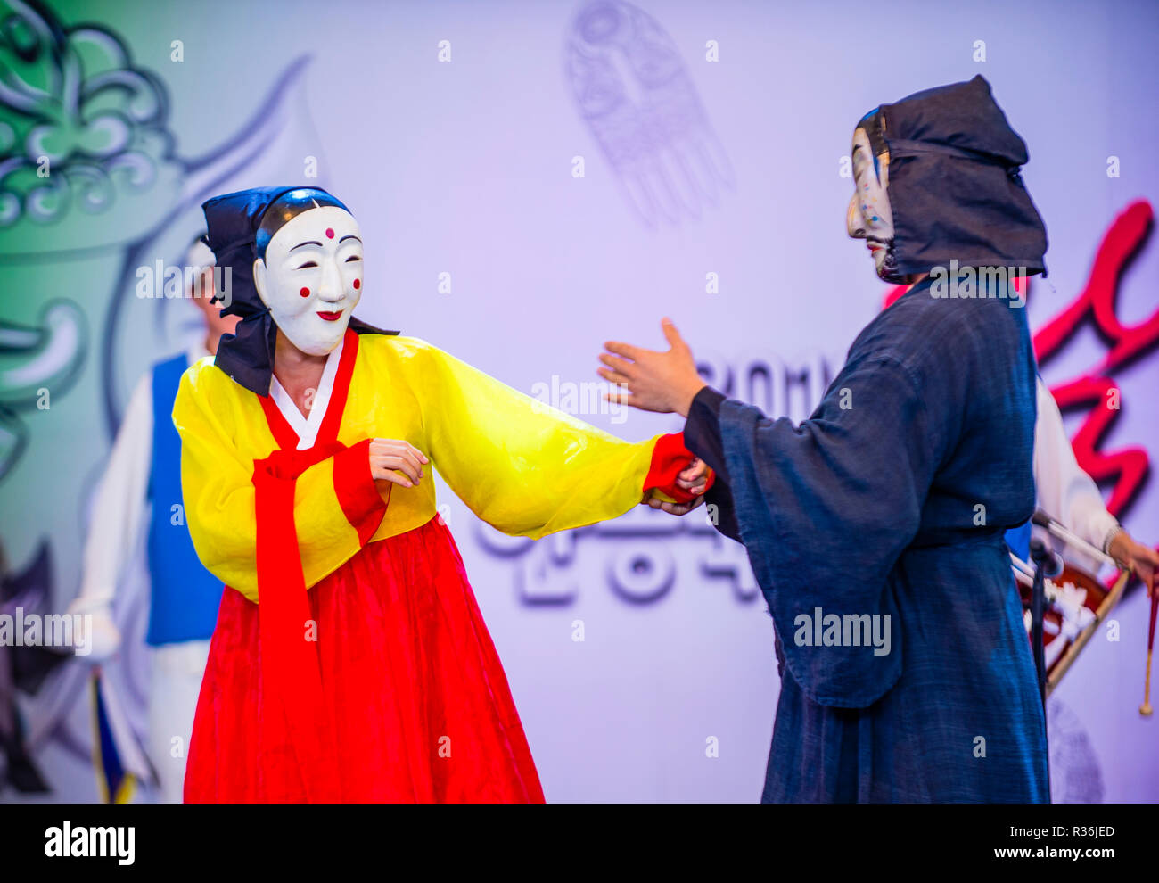 Attori che suonano il tradizionale Maskdance coreano ad Andong Korea Foto Stock