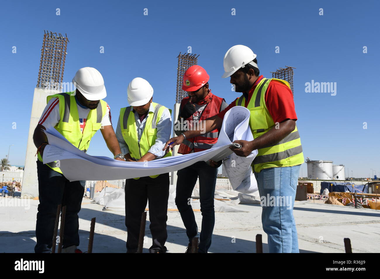 Gli uomini che lavorano insieme in progetti di costruzione Foto Stock