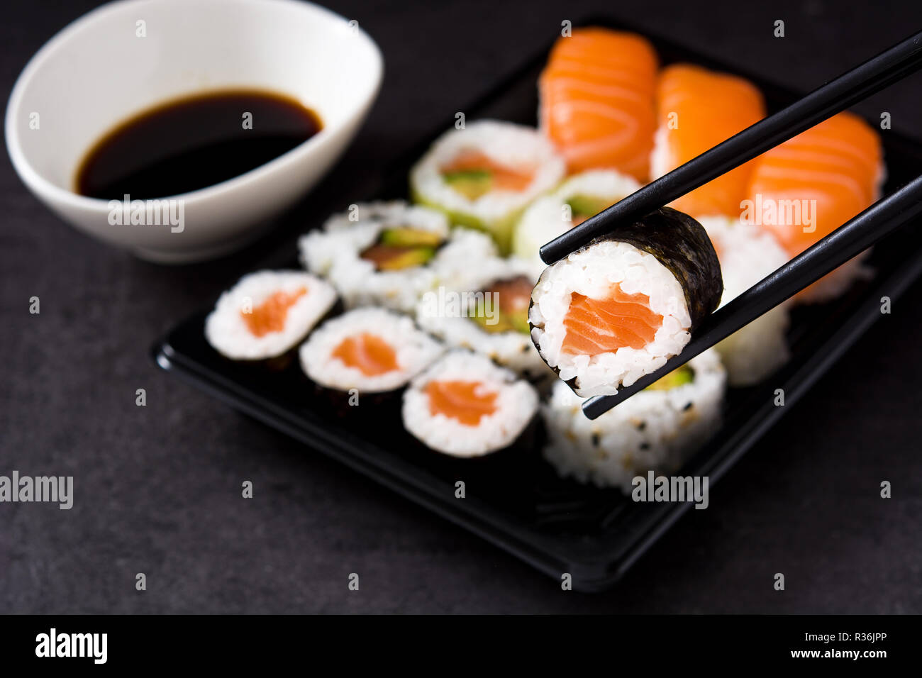Il sushi e le baguette con sushi sfondo pack Foto Stock