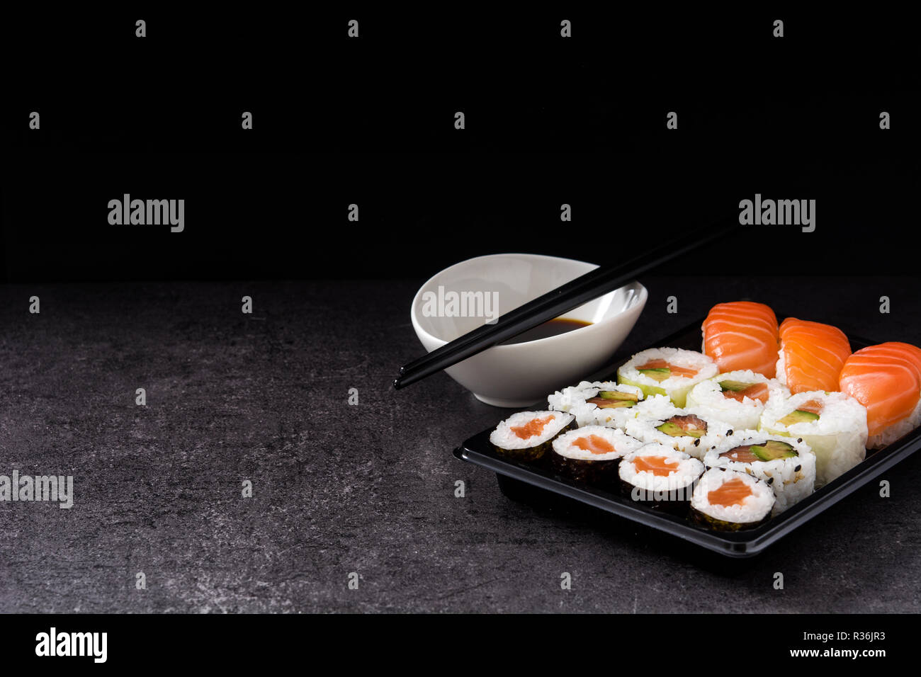 Assortimento di sushi su tray nero e la salsa di soia. Copyspace Foto Stock
