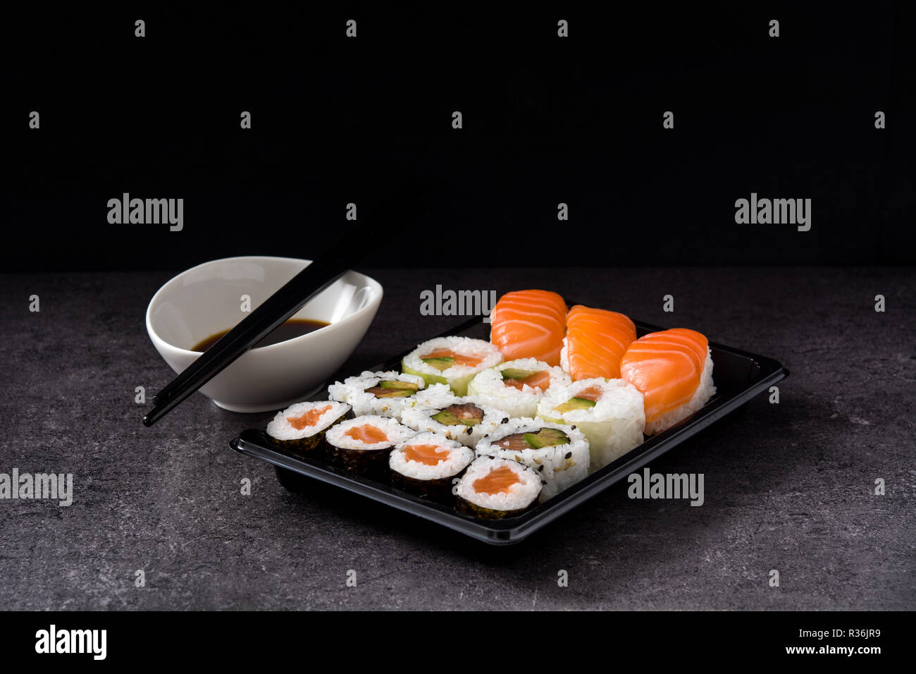 Assortimento di sushi su tray nero e la salsa di soia Foto Stock