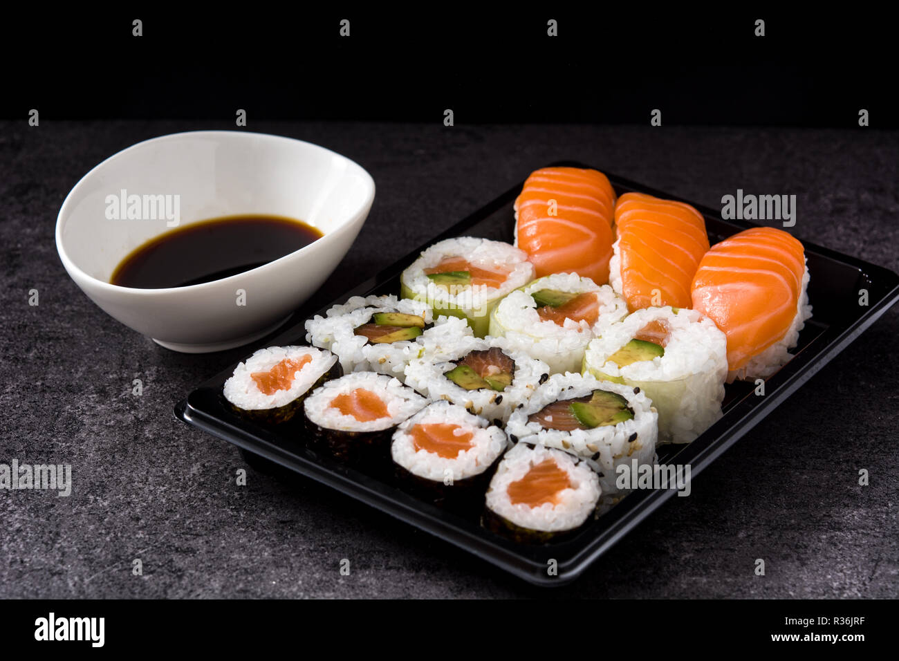 Assortimento di sushi su tray nero e la salsa di soia Foto Stock
