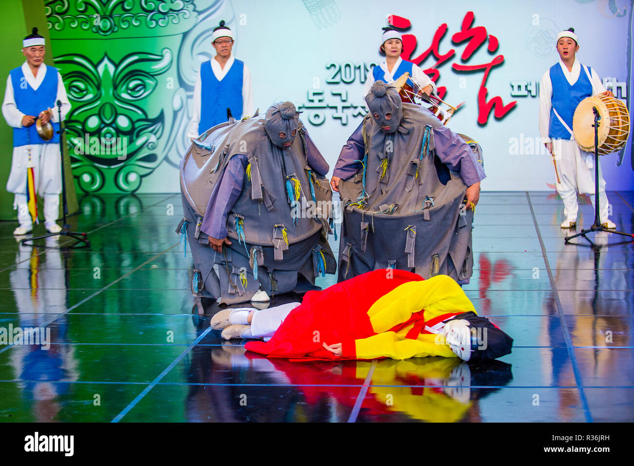 Attori che suonano il tradizionale Maskdance coreano ad Andong Korea Foto Stock