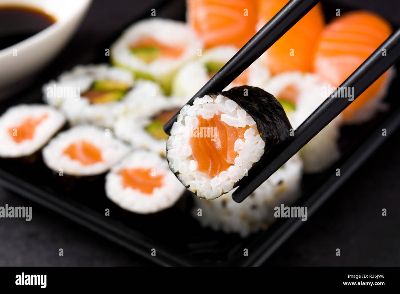 Il sushi e le baguette con sushi sfondo pack Foto Stock