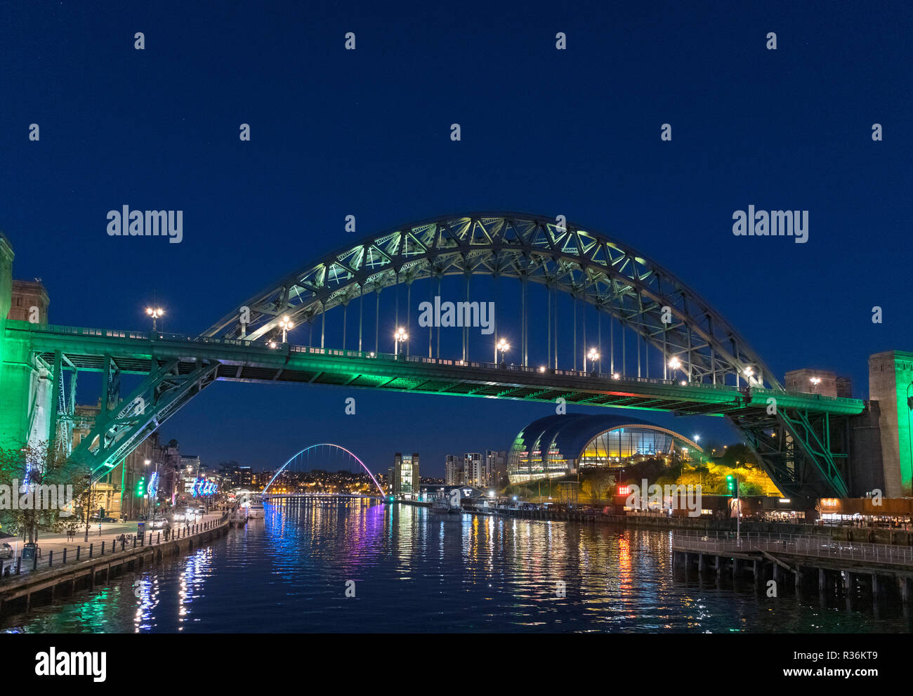 I ponti di Newcastle. Vista sul Fiume Tyne e Tyne Bridge di notte, Newcastle upon Tyne, England, Regno Unito Foto Stock