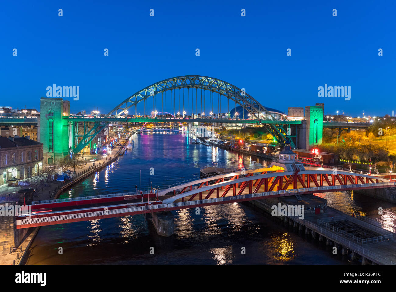 I ponti di Newcastle. Vista aerea del Fiume Tyne e Tyne Bridge di notte, Newcastle upon Tyne, England, Regno Unito Foto Stock