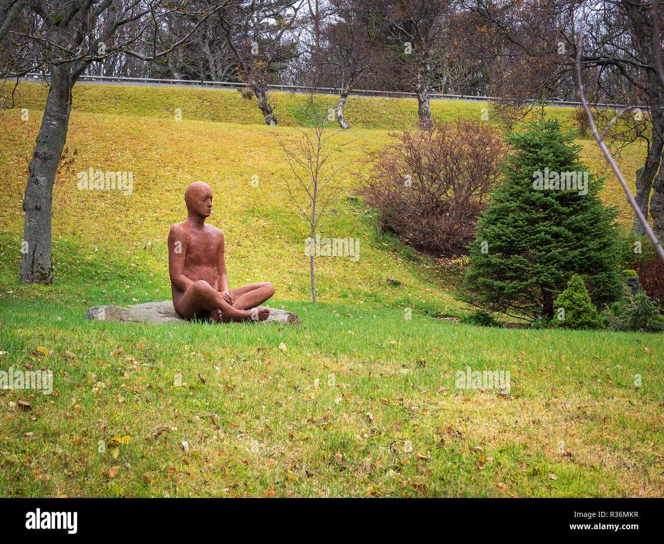 REYKJAVIK, Islanda-ottobre 23, 2018: Statua di un uomo meditando nella posizione del loto Foto Stock