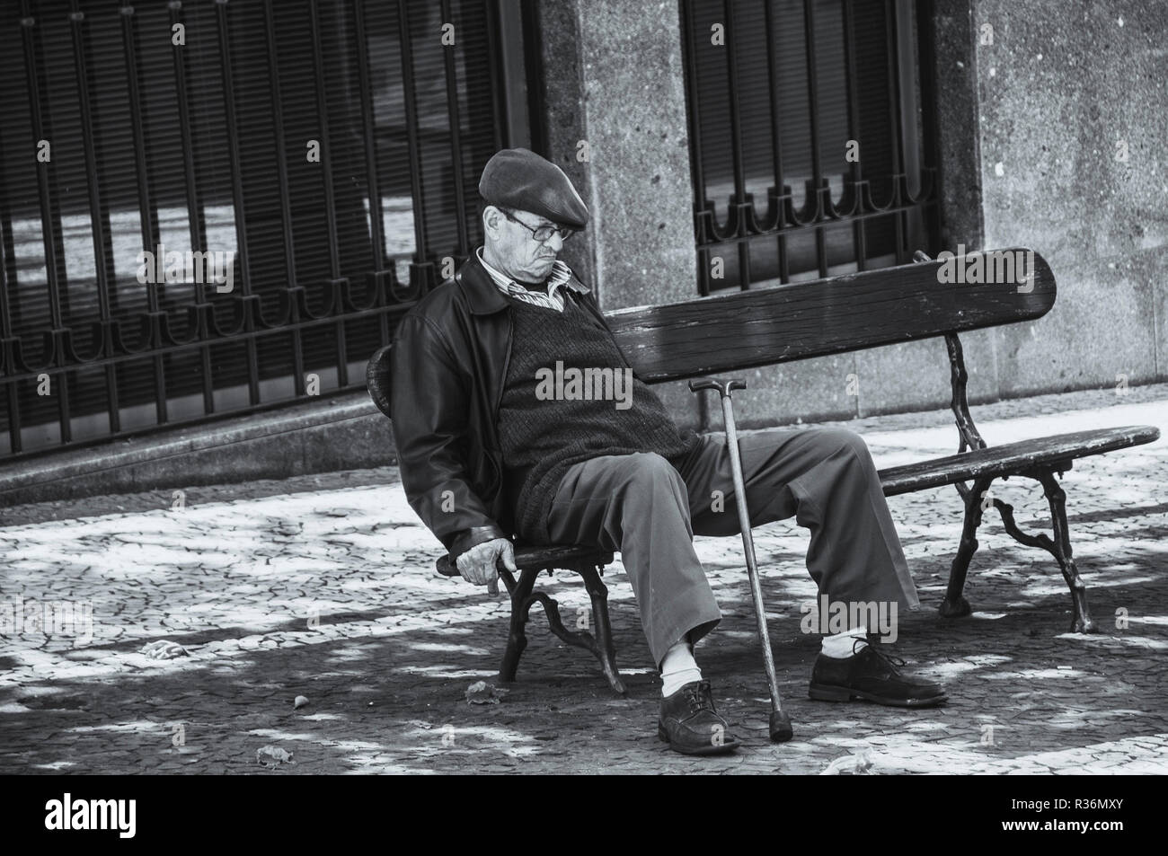 Foto in bianco e nero di uomo anziano di prendere un periodo di riposo in  una città sede di Madeira Foto stock - Alamy
