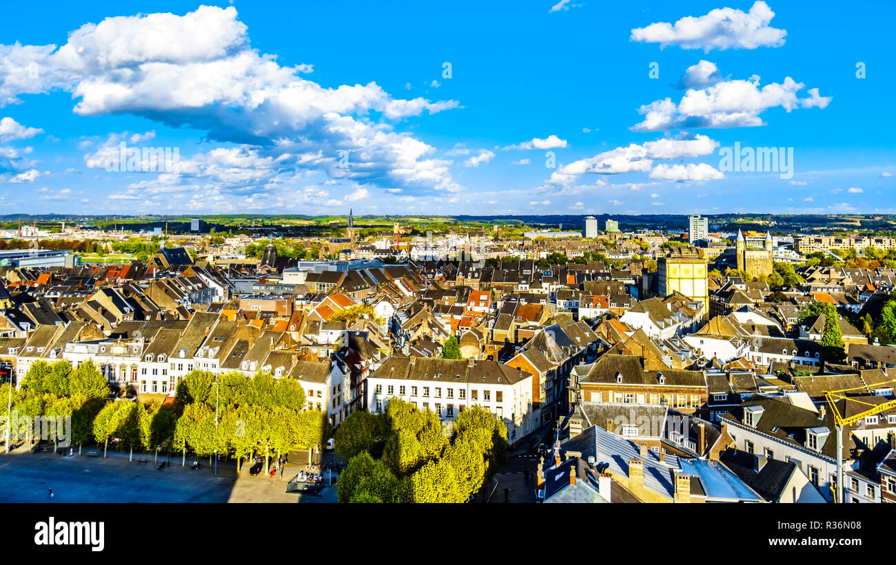 Vista del centro storico della città di Maastricht nei Paesi Bassi dalla torre di Sint Janskerk (San Giovanni chiesa) che si trova presso la piazza Vrijthof Foto Stock