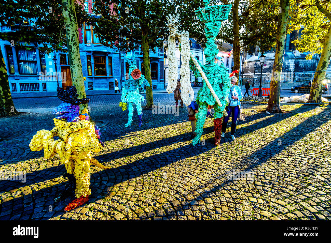 Le sculture realizzate da una resina dura da artista Han van Wetering e  dedicata al carnevale. Sulla piazza Vrijthof nella storica città di  Maastricht Foto stock - Alamy