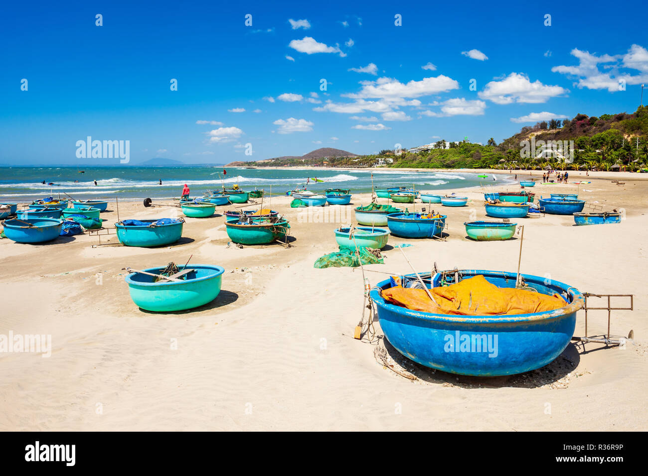 Barche di pescatori sulla spiaggia di Mui ne o Phan Thiet in Vietnam Foto Stock