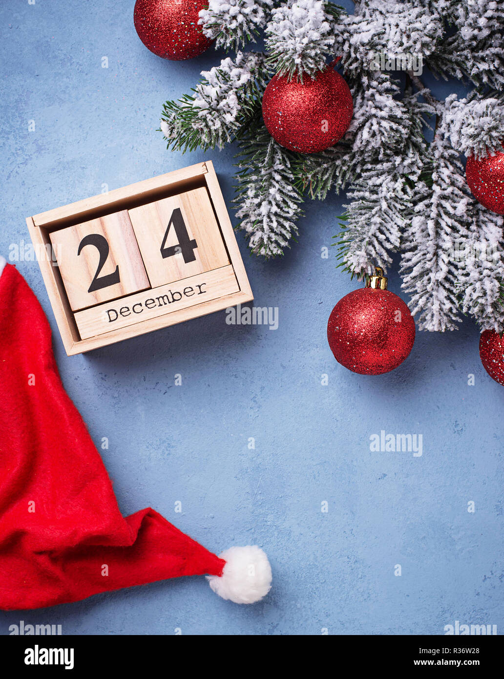 24 Dicembre sul calendario di legno. Concetto di vigilia di Natale Foto Stock