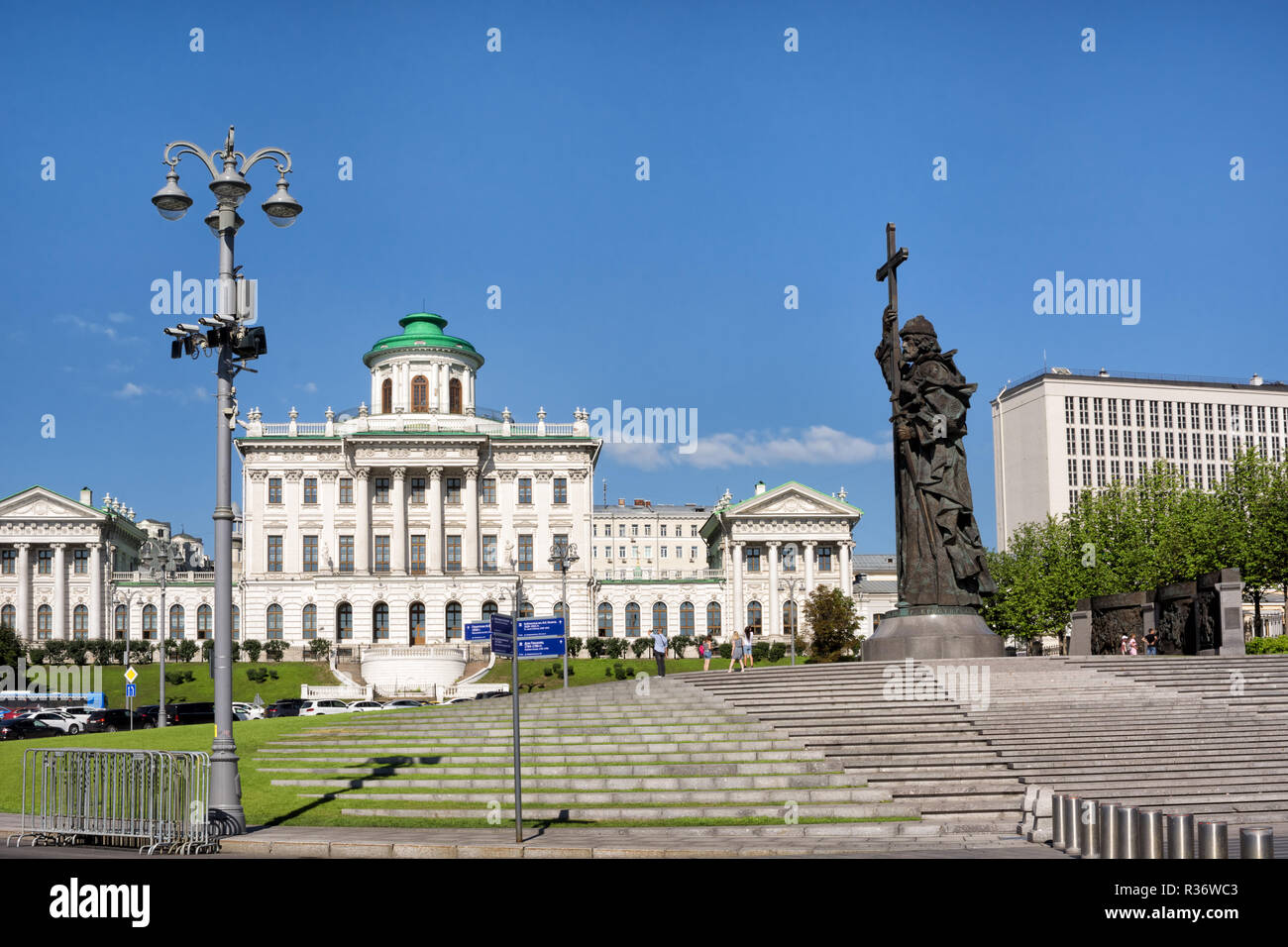 Mosca, Russia - Agosto 9, 2018: Monumento al principe Vladimiro, Battista, Borovitskaya square a Mosca, in Russia. Famosa Casa Pashkov in backg Foto Stock