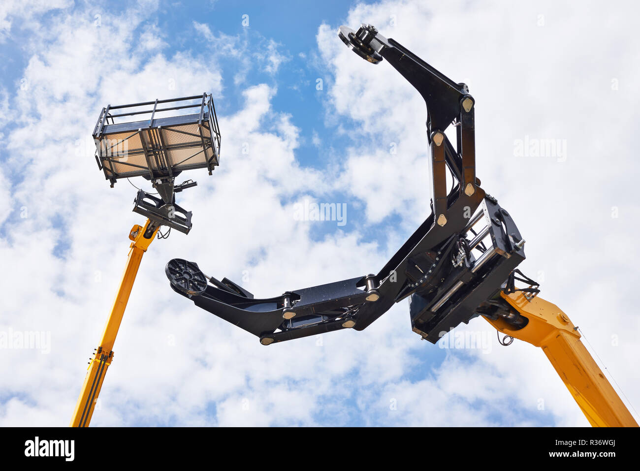 Idraulico ad alta quota di macchinari da costruzione su sky Foto Stock