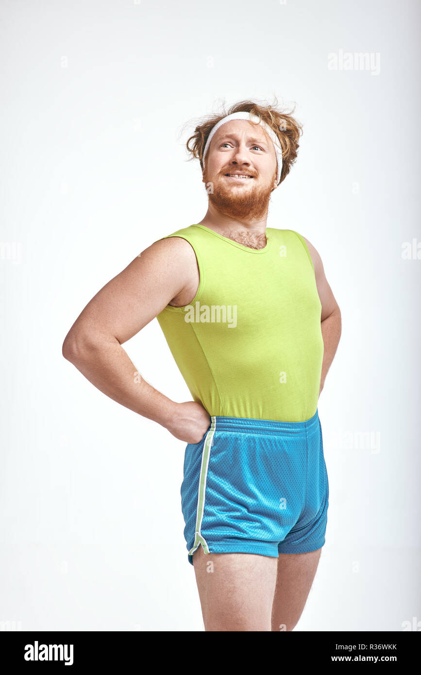 Dai capelli rossi, barbuto, paffuto uomo è orgoglioso di indossare abbigliamento sportivo Foto Stock