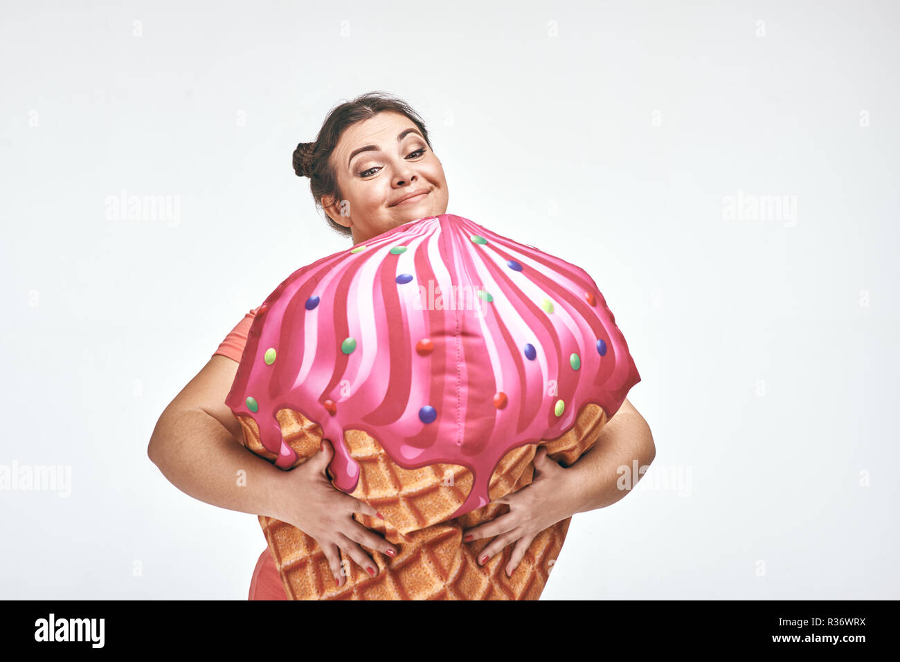 Bruna, chubby donna è in possesso di un enorme gelato Foto Stock