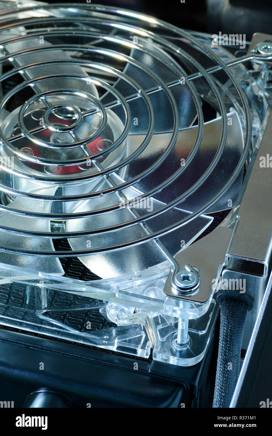 Ventola di raffreddamento fissa di frammento su scambiatore di calore con telaio di protezione Foto Stock