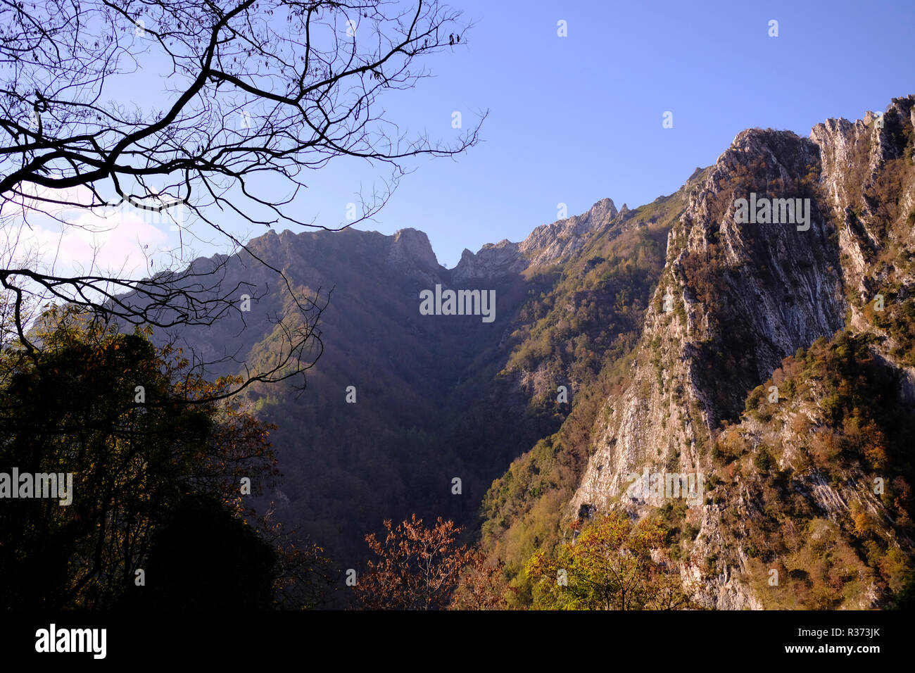 Scollegato: esplorazione della natura, escursioni ai monti della Toscana, viste mozzafiato (Italia). Foto Stock