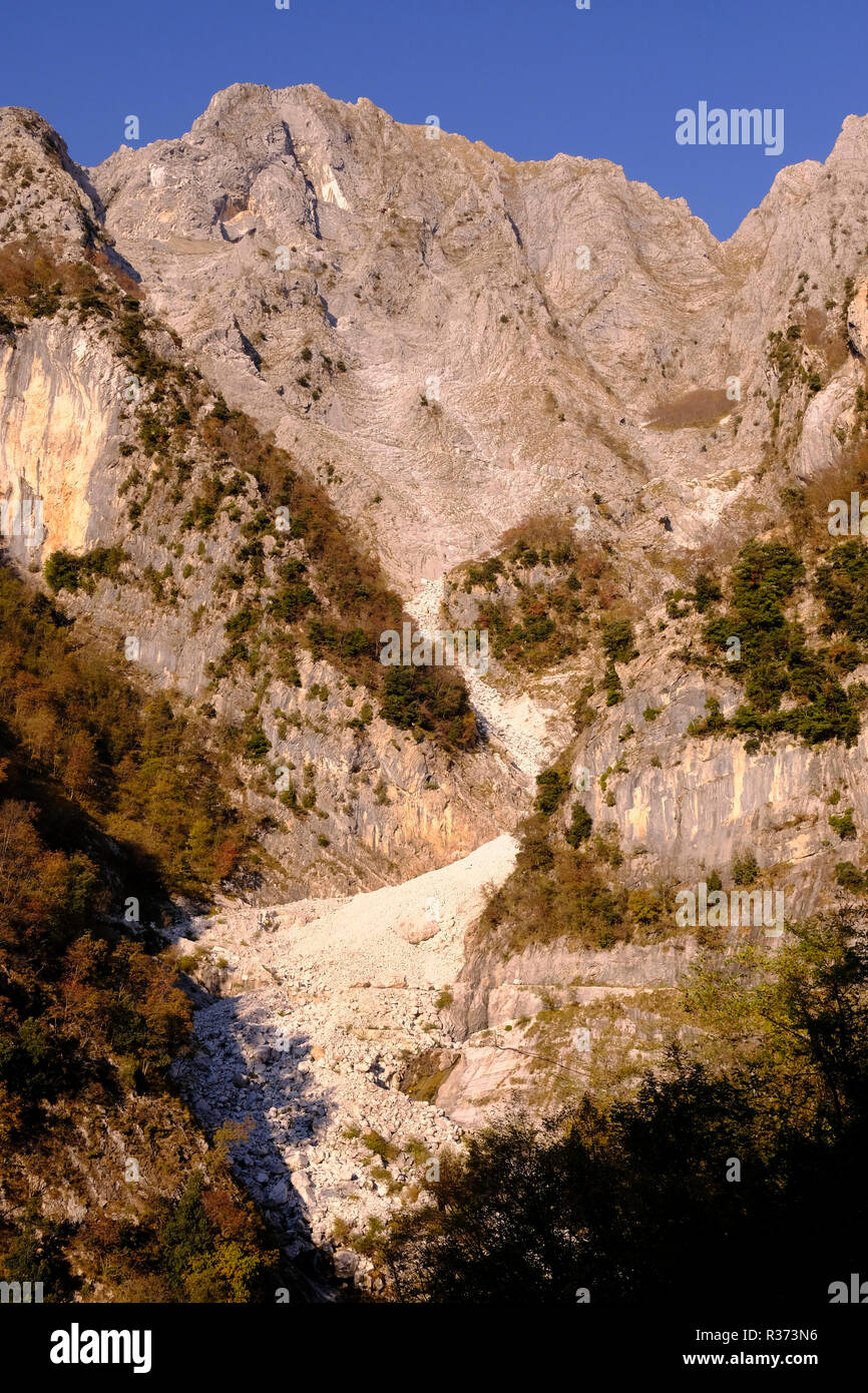 Scollegato: esplorazione della natura, escursioni ai monti della Toscana, viste mozzafiato (Italia). Foto Stock